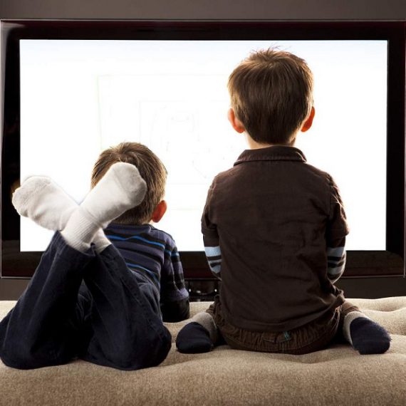 چه کنم فرزندم به تماشای تلویزیون عادت نکند؟
